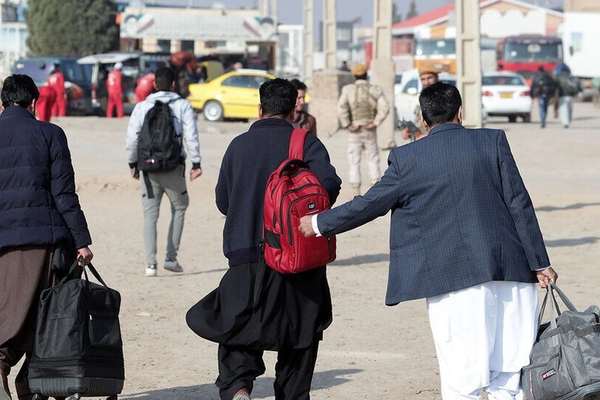 صحيفة المرشد تقرّ بفشل سياسات الطرد الجماعي للأفغان من إيران في خفض أسعار الخبز