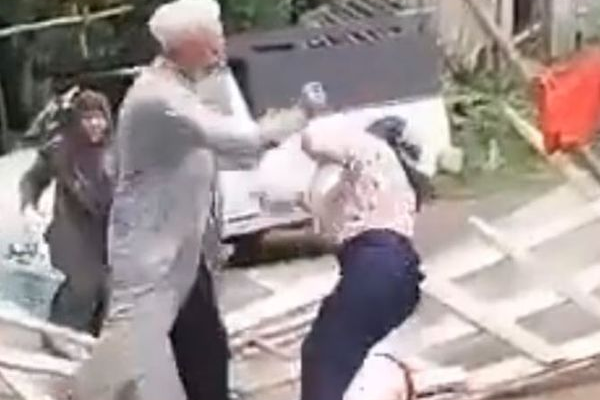 ضجة على وسائل التواصل بسبب اعتداء رجل دين على امرأة.. وقضاء إيران: سنحاسب ناشري الفيديو