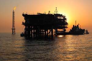Iran loses ground in oil market as neighbors rebound