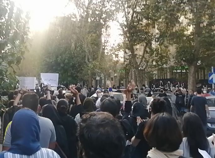 الاحتجاجات تتوسع في إيران والمتظاهرون يصفون خامنئي بقاتل "مهسا" ويطالبون برحيله