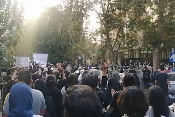 الاحتجاجات تتوسع في إيران والمتظاهرون يصفون خامنئي بقاتل "مهسا" ويطالبون برحيله
