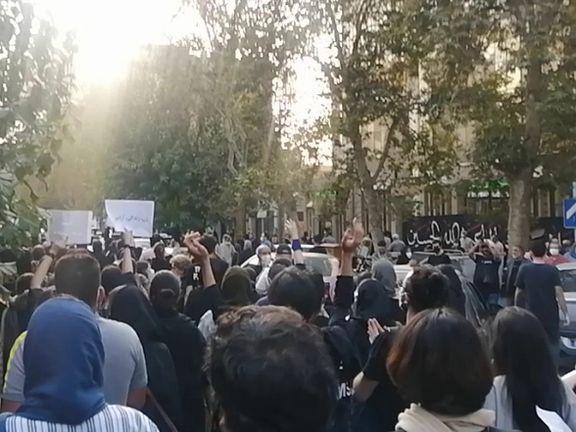 الاحتجاجات تتوسع في إيران والمتظاهرون يصفون خامنئي بقاتل "مهسا" ويطالبون برحيله