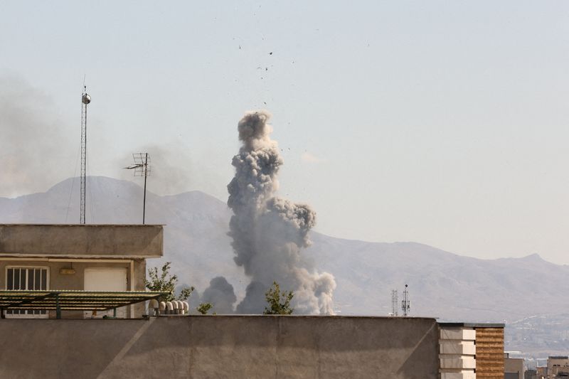 سماع دويّ انفجارات في طهران وعدة مدن أخرى بإيران