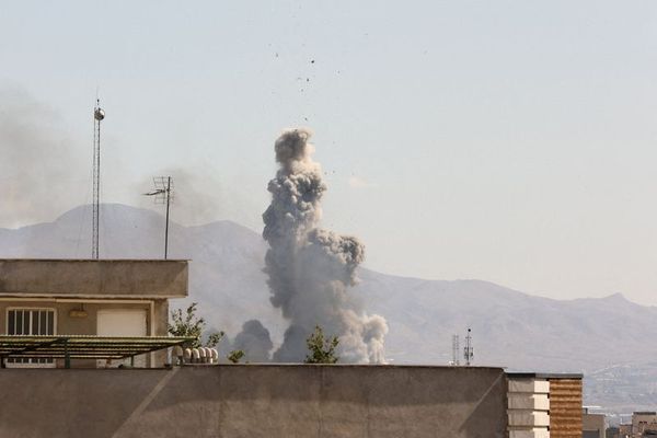 سماع دويّ انفجارات في طهران وعدة مدن أخرى بإيران