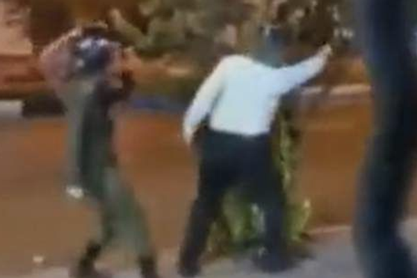 100 سينمائي إيراني يخاطبون القوات العسكرية: لا توجهوا السلاح نحو الشعب الإيراني والشباب