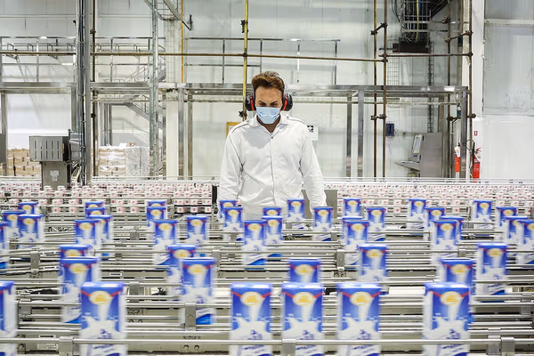 قیمت شیر خام در ایران طی پنج ماه به اندازه ۵۰ سال افزایش یافته است