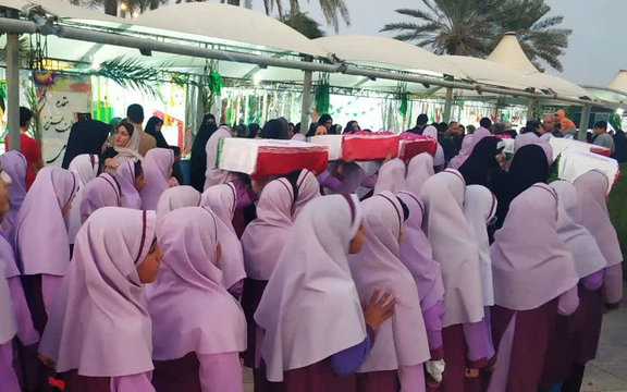 بسیج در مراسمی دختران دانشآموز را برای حمل تابوت به کار گرفت