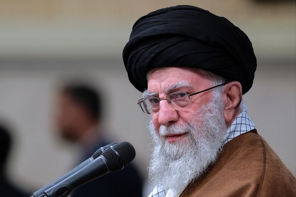 خامنئي يهدد:إضعاف عزيمة الشعب "جرم" ويجب التعامل مع الإعلام الفارسي بالخارج بطريقة مختلفة