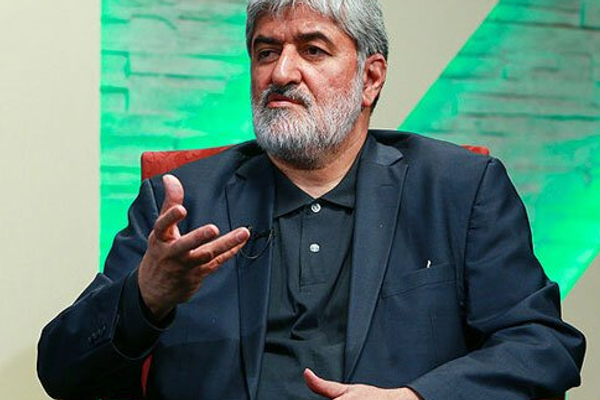 برلماني إيراني سابق يدعو لملاحقة "من يرتدي ملابس غير لائقة"