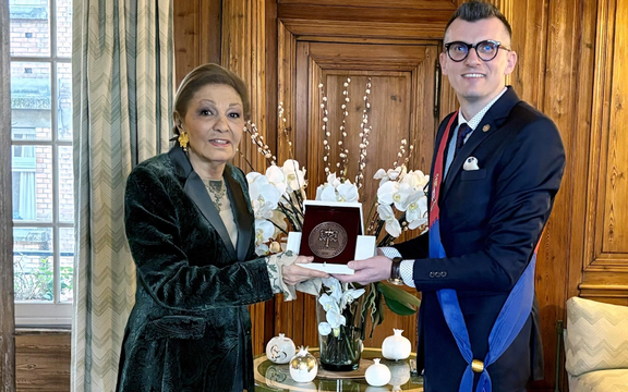 سازمان «سروِ صلح» بالاترین نشان خود را به شهبانو فرح پهلوی اهدا کرد