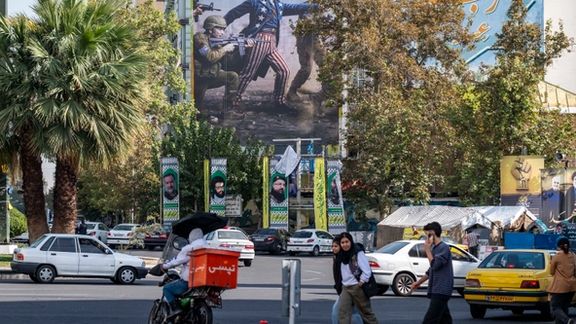 ما بين اللامبالاة والمخاوف من التصعيد.. تباين في المواقف الإيرانية تجاه عودة ترامب