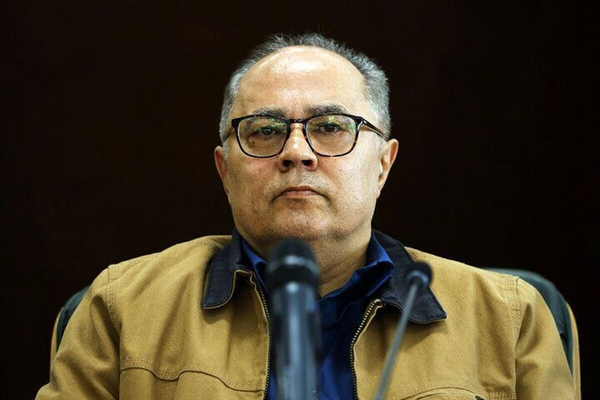 الرئيس الإيراني يقيل مساعده للشؤون البرلمانية بعد قيامه برحلة ترفيهية إلى القطب الجنوبي