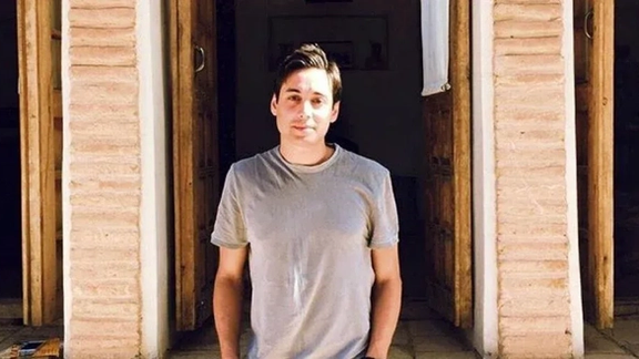 مئات الرسائل طالبته بالتراجع عن قراره.. صحافي إيراني ينتحر ويحمل خامنئي المسؤولية