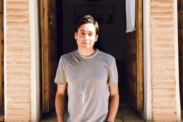 مئات الرسائل طالبته بالتراجع عن قراره.. صحافي إيراني ينتحر ويحمل خامنئي المسؤولية