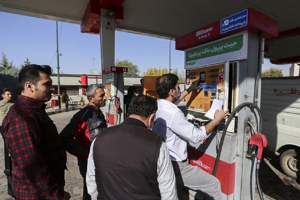 الحكومة الإيرانية تقدم "مبررات واهية" لرفع أسعار البنزين.. وخبراء: تغيير السياسات هو الحل