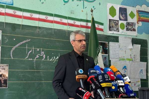 استفاده سخنگوی وزارت خارجه جمهوری اسلامی از یک مدرسه به عنوان سپر انسانی