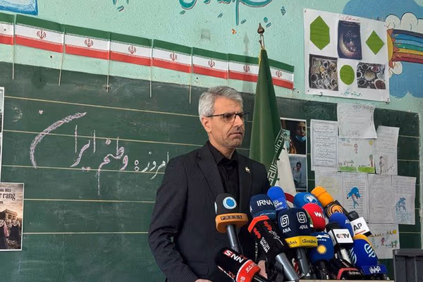 استفاده سخنگوی وزارت خارجه جمهوری اسلامی از یک مدرسه به عنوان سپر انسانی