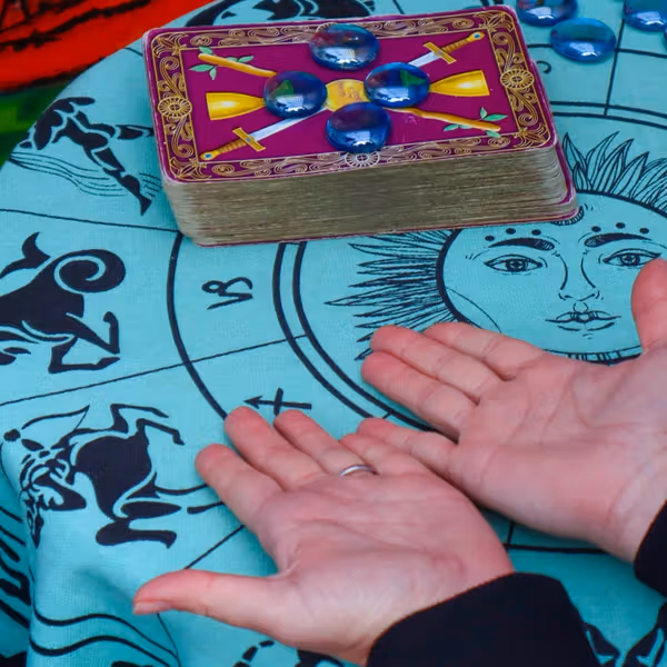 چرا بحرانهای معیشتی و اجتماعی به رونق فالگیری در ایران منجر شده است؟