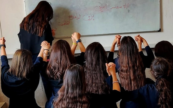 نشطاء: قانون الحجاب يتعارض مع الحقوق الأساسية للأطفال