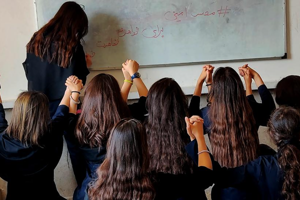 نشطاء: قانون الحجاب يتعارض مع الحقوق الأساسية للأطفال