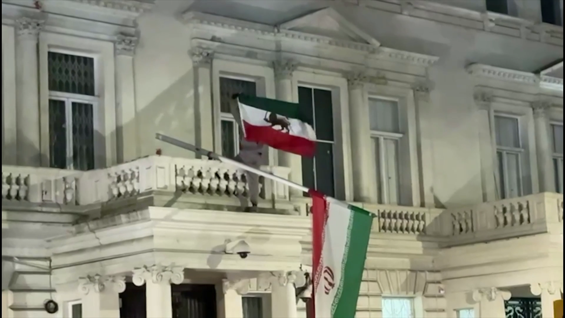 پایین کشیدن پرچم جمهوری اسلامی از سفارت ایران در لندن