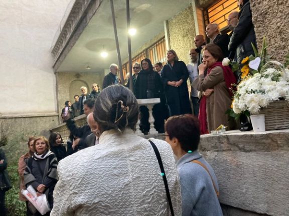 یادبود داریوش فروهر و پروانه اسکندری ۲۵ سال پس از قتل در قتلگاهشان برپا شد