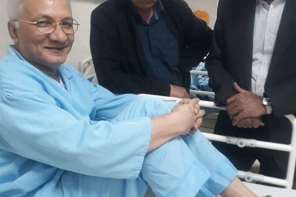 نرجس محمدي: نقل معلم معتقل إلى المستشفى مكبلاً بالأغلال يكشف قسوة واستبداد النظام الإيراني