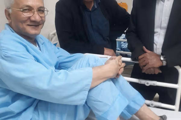 تشکل سراسری فرهنگیان: جواد لعلمحمدی پس از جراحی با پابند بر تخت بیمارستان بستری است