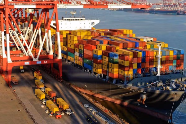 عضو کمیسیون برنامه و بودجه مجلس: به دلیل کاهش فروش نفت، واردات کالاهای اساسی دچار مشکل شده