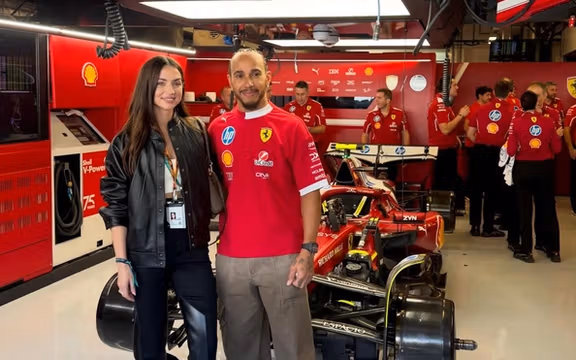 تور اختصاصی لوئیس همیلتون برای آنا دِ آرماس در گاراژ فراری در گرندپری ابوظبی