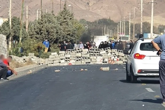 Protesters block a road near the cemetery of the city of Karaj to stop the movement of security agents on November 3, 2022.