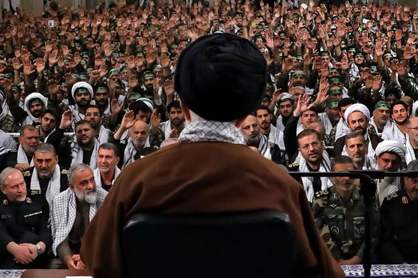 القيادات الدينية في إيران تواجه أزمة وجودية وسط "المأزق النووي"