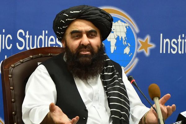 وزير خارجية طالبان: إزالة اللافتات باللغة الفارسية "عمل أفراد مغرضين" وليس من سياستنا