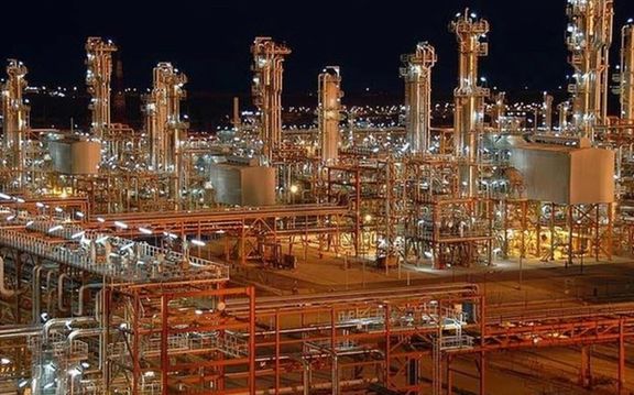 إعلام إيراني: انقطاع الكهرباء عن مجمعات بتروكيماويات "معشور" إثر هجمات جوية