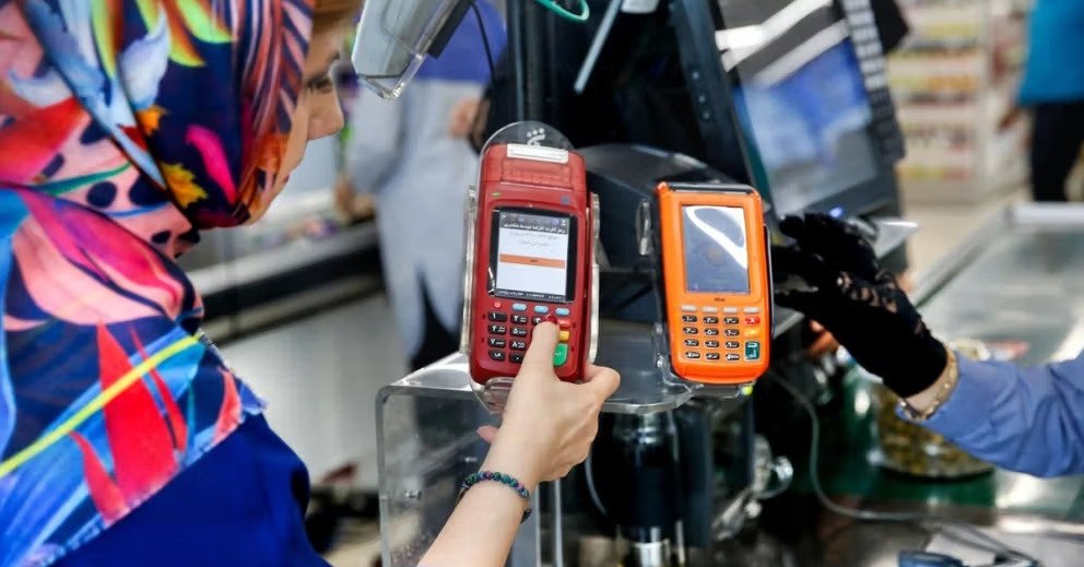Two-week banking disruption leaves Iranians struggling to access money