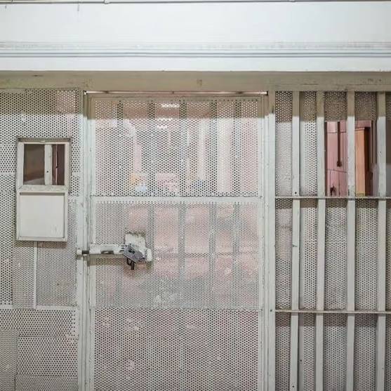 بشكل عنيف ودون أمر قضائي.. اعتقال ما لا يقل عن 17 مواطنًا كرديًا في مدن مختلفة بإيران