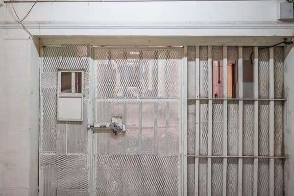 بشكل عنيف ودون أمر قضائي.. اعتقال ما لا يقل عن 17 مواطنًا كرديًا في مدن مختلفة بإيران