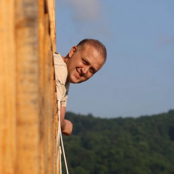 ۱۰ سال زندان برای خبرنگار ورزشی و طنزنویس؛ حکم احسان پیربرناش صادر شد