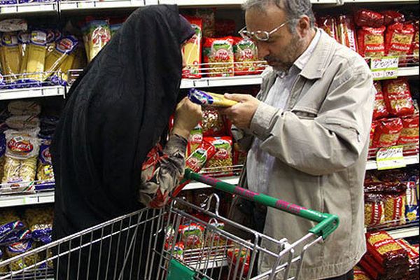 الإحصاء الإيراني: تضخم أسعار المواد الغذائية في مايو تجاوز 76%.. والسنوي يقترب من 50%