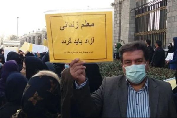 نقابة المعلمين الإيرانيين تندد بصمت وزارة التربية والتعليم امام تنكيل رجال الأمن بهم