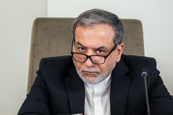 وزير الخارجية الإيراني يعلن استعداد بلاده لاستقبال عروض ترامب بالتفاوض