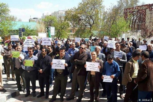 مع تزايد احتجاجاتهم.. مسؤول إيراني للمعلمين: عليكم الالتحاق بقوات الباسيج