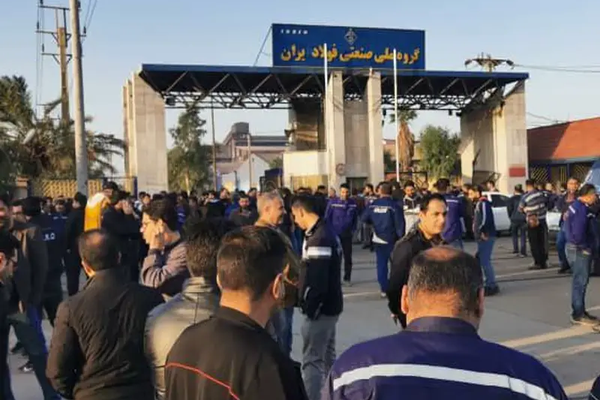 عمال إيران في إضرابهم باليوم الثاني: موائدنا فارغة لا نخشى السجن والتهديد