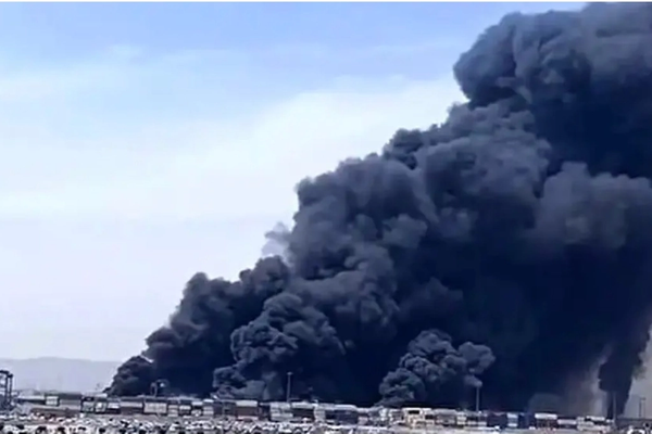 قطاع النفط الأشد تضررًا.. انفجار ميناء رجائي يضرب الاقتصاد الإيراني