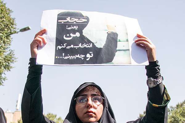 "فارس": الشخص المُعتقل بتهمة "محاربة نزع الحجاب" في إيران "مضطرب نفسيًا"