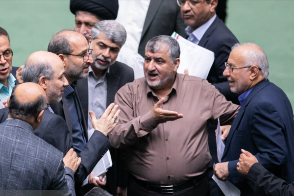 صراع المال والنفوذ.. عراك بين الأصوليين المتشددين في إيران