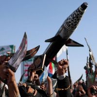 تقرير إسرائيلي: طهران بدأت في نقل أسلحة متطورة إلى "ميليشياتها" في لبنان واليمن والعراق