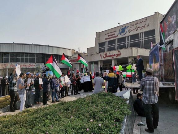 تجمع گروهی از هوادارن حکومت برای اعزام به غزه در فرودگاه مهرآباد