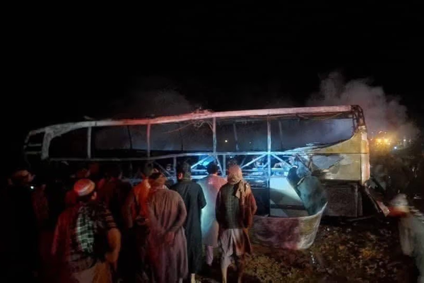 بعد ترحيلهم من إيران.. تصادم مميت يودي بحياة أكثر من 70 مهاجرًا أفغانيًا في أفغانستان