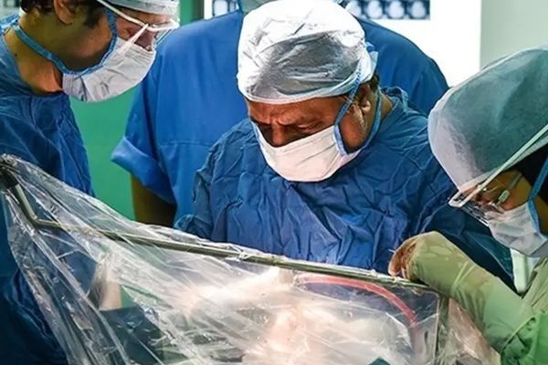 الرواتب المتدنية وظروف العمل السيئة تضاعف حالات الانتحار بين الطواقم الطبية في إيران